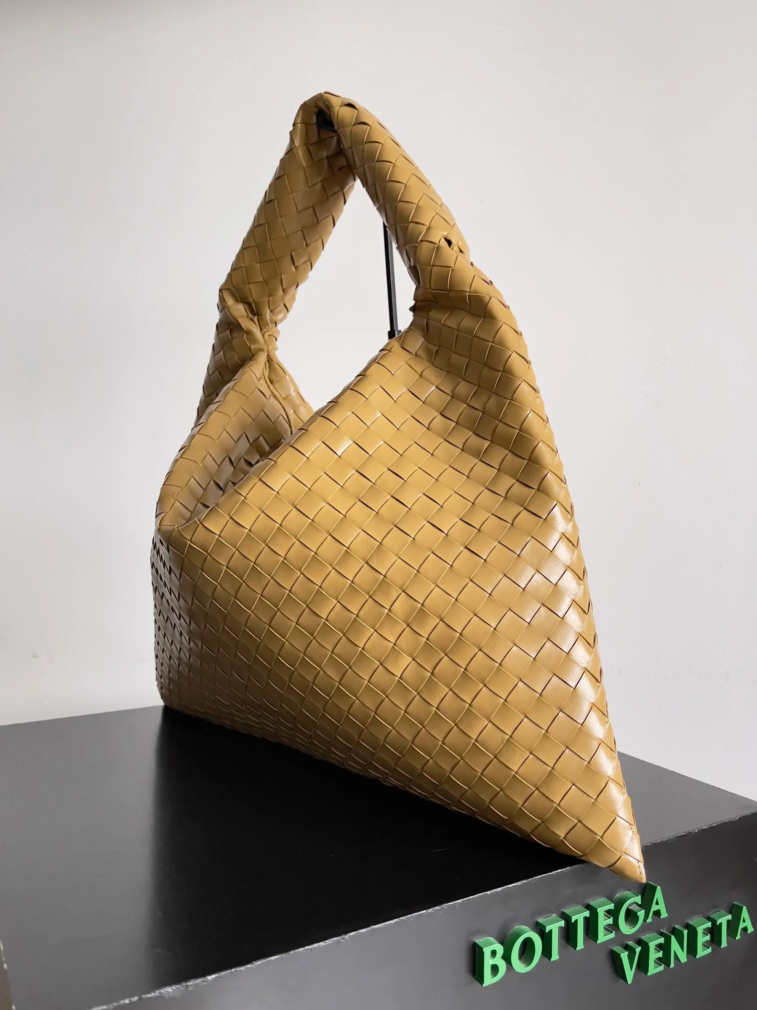 Batch 2160 Recently, I seem to be obsessed with this bag from BV~ The new Hop is really not too beautiful. The whole bag has no seams. The bag body and handles are made of one piece of leather. It embodies the style and essence of Bottega Veneta. It truly represents craftsmanship and creativity. The large size has a very loose and lazy upper body. Big bag lovers will definitely not regret buying it. Style number: 763970 Size: 53*24*13